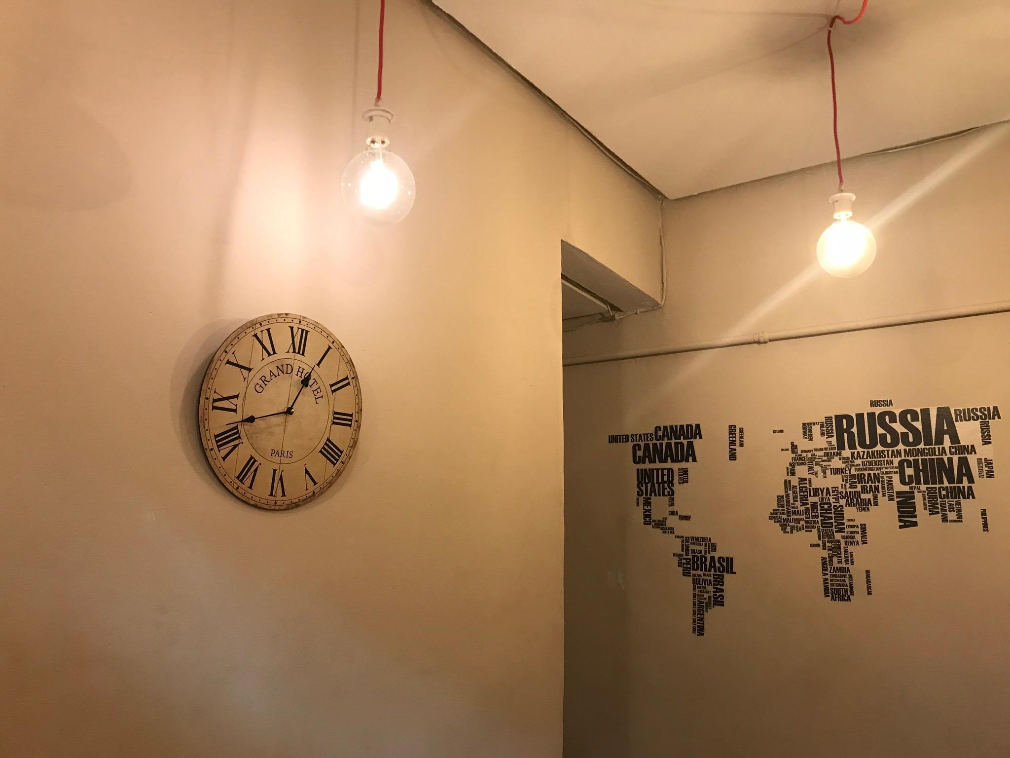Hostal Los Perales Madrid Exterior foto A wall clock